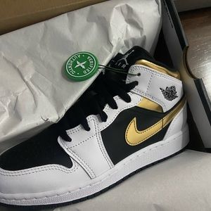 Jordan midi white new in box size 4.5